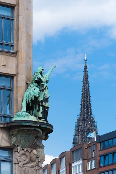 Estatua Bronce Que Señala Torre Iglesia San Nicolás Hamburgo Alemania —  Fotos de Stock