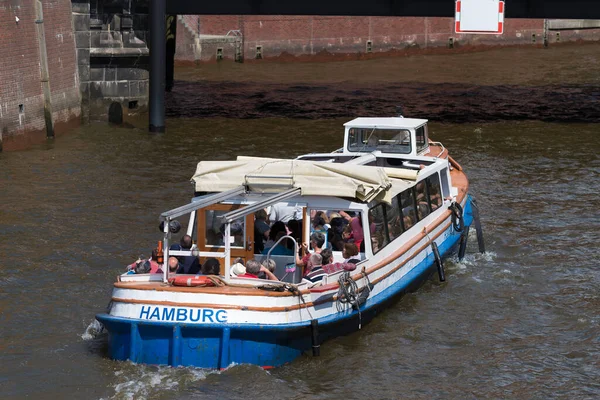 ハンブルク ドイツ 2018年5月12日 観光客が英語で有名なSpeicherstadtや倉庫街への橋に入る観光船 — ストック写真