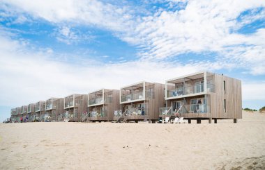 HOEK VAN HOLLLLAND, NETHERLANDS - 21 Mayıs 2018: Hollanda 'nın kuzey kıyısı boyunca birkaç ahşap sahil tatil dairesi