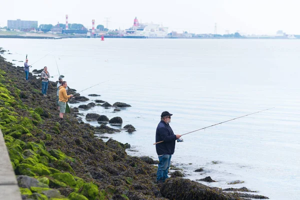 Hoek Van Holland Niderlandy Maj 2018 Nieznani Mężczyźni Łowiący Falochronie — Zdjęcie stockowe