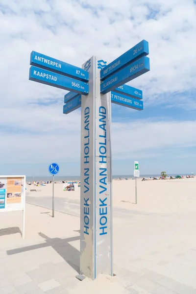 オランダ オランダ 2018年5月21日 いくつかの有名な世界都市への距離でビーチに投稿する — ストック写真