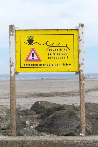 Message Warning High Bow Waves Caused Large Container Ships Entering — Stock Photo, Image