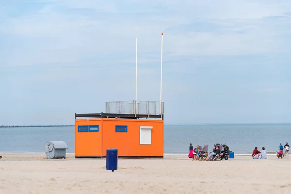 オランダ オランダ 2018年5月21日 穏やかな日に北海のビーチガードポストオレンジ — ストック写真