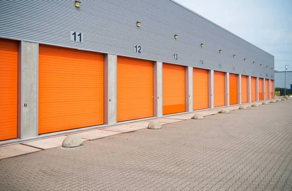 Exterior Almacén Comercial Con Puertas Enrollables Naranjas — Foto de Stock