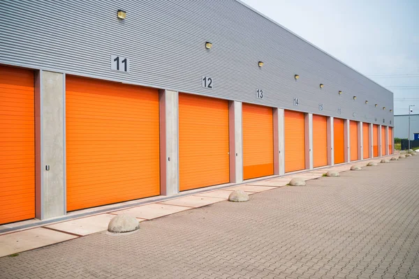 Exterior Armazém Comercial Com Portas Rolo Laranja — Fotografia de Stock