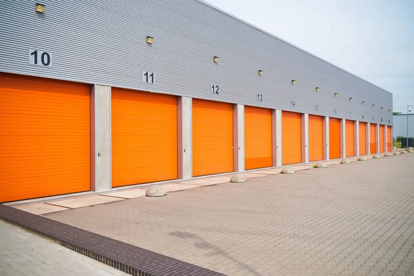 Exterior Almacén Comercial Con Puertas Enrollables Naranjas — Foto de Stock