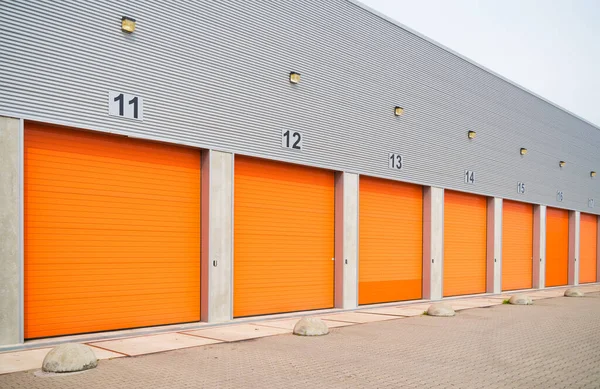 Exterior Almacén Comercial Con Puertas Enrollables Naranjas — Foto de Stock