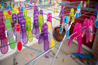 Kurutma askısında bir sürü renkli mandal var.