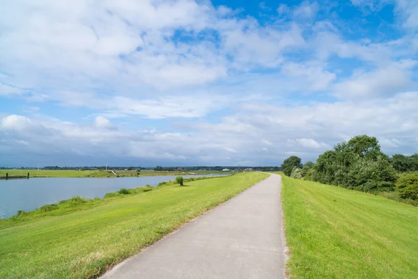 Pustą Ścieżkę Rowerową Nad Groblą Wzdłuż Rzeki Ijssel Holandii — Zdjęcie stockowe