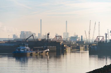 Hollanda, Ijmuiden 'da Amsterdam Limanı' na giden bir römorkör açık kilitli kapıdan geçiyor.