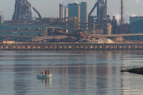 Ijmuiden Países Bajos Octubre 2018 Personas Que Pescan Frente Tata — Foto de Stock