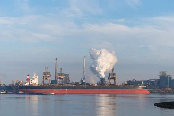 Ijmuiden Nederländerna Oktober 2018 Stort Lastfartyg Förtöjt Framför Tata Steel — Stockfoto