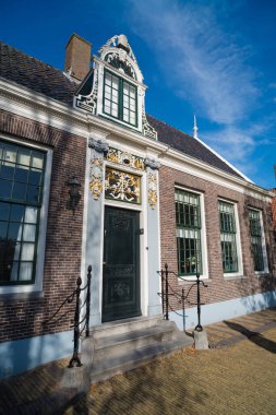ZAANSE SCHANS, NETHERLANDS - 13 Ekim 2018 Zaanse Schans 'ta tarihi ahşap binaları olan tarihi bir semt olan anıtsal bir evin cephesi.