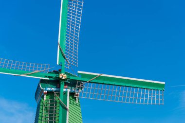 Zaanse Schans 'ın geleneksel yel değirmeni. Zaanstad belediyesinde tarihi ahşap binaları olan bir mahalle..