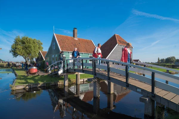 Zaanse Schans Países Bajos Octubre 2018 Turistas Puente Zaanse Schans —  Fotos de Stock
