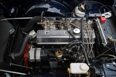 USSELO, NETHERLANDS - 21 Ekim 2018: klasik araba sergisinde bir araba motoru manzarası 