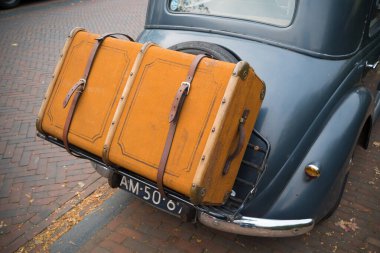 USSELO, NETHERLANDS - 21 Ekim 2018: 1948 model Mercedes-Benz 170v üzerinde büyük kahverengi bavul
