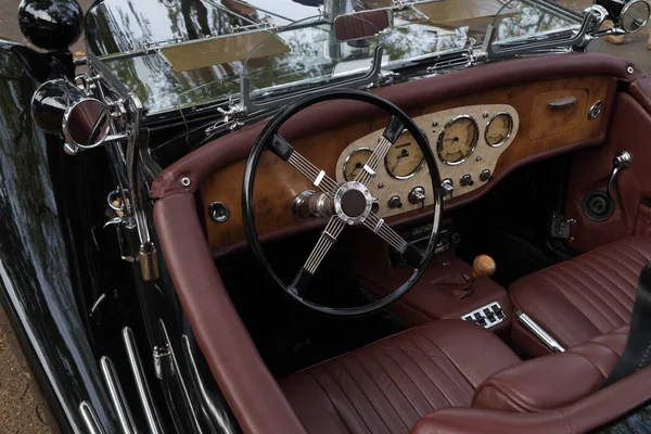 纽德兰 2018年10月21日 旧车的老式仪表盘在古典车展示会上展出 — 图库照片