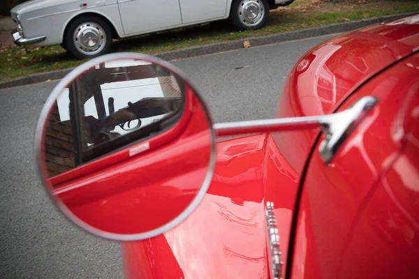红色复古车的圆形侧镜 — 图库照片