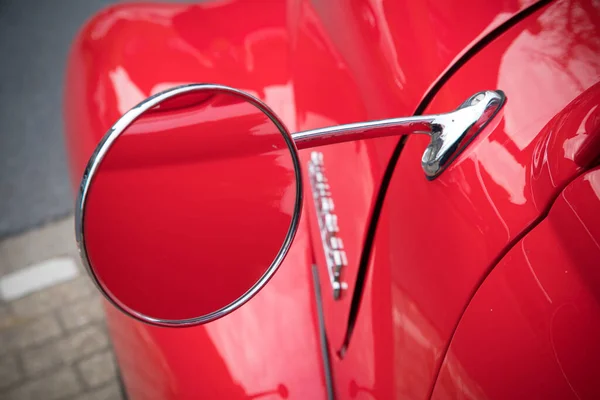 Okrągłe Lusterko Boczne Czerwonego Samochodu Retro — Zdjęcie stockowe