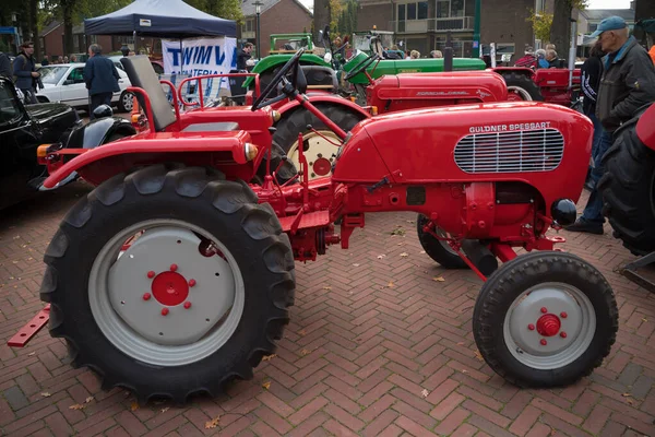 Usselo Nizozemsko Října 2018 Vintage Red Tractors Meeting Classic Cars — Stock fotografie