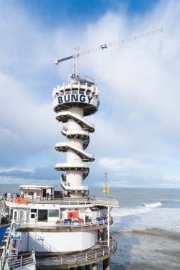 DEN HAAG, NETHERLANDS - 27 Ekim 2018 Ünlü Scheveningen iskelesindeki Bungy jumping tower