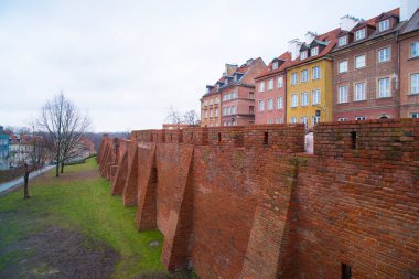 Varşova, Polonya 'da eski bir kasaba, ortaçağ duvarının arkasında.