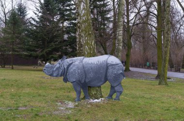 Varşova hayvanat bahçesindeki sahte gergedanlar.