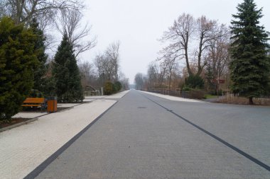 Varşova hayvanat bahçesindeki neredeyse boş ana yol.