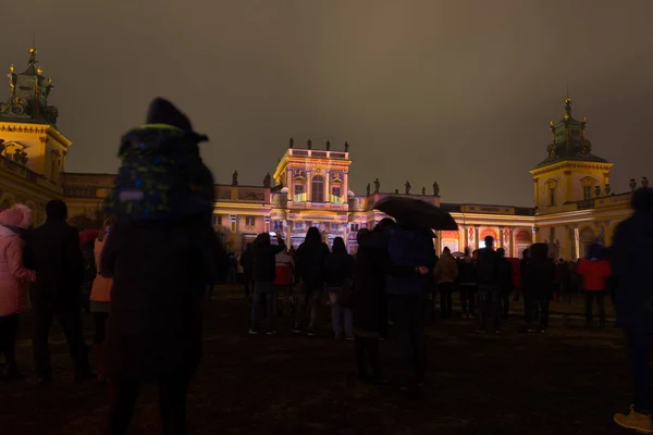 Advertência Polónia Dezembro 2018 Pessoas Observando Palácio Iluminado Wilanow Palácio — Fotografia de Stock