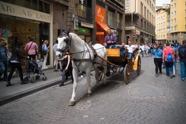 FLORENCE, İtalya - 21 Nisan 2019: Bilinmeyen turistler turistik şehir merkezinde bir at arabasıyla turneye çıktılar