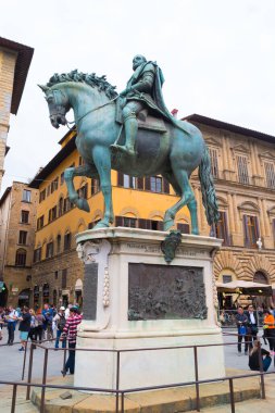 FLORENCE, ITALY - 21 Nisan 2019: Sinyorya Meydanı 'nda Cosimo de Medici' nin antik heykeli (Toskana Büyük Dükü).