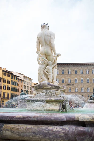 イタリアのフィレンツェ エイプリル21 2019 晴れた日にシニョリア広場の真ん中にある古代の噴水に設置されたネプチューン像 — ストック写真