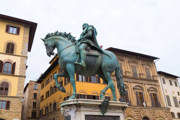 FLORENCE, ITALY - 21 Nisan 2019: Sinyorya Meydanı 'nda Cosimo de Medici' nin antik heykeli (Toskana Büyük Dükü).