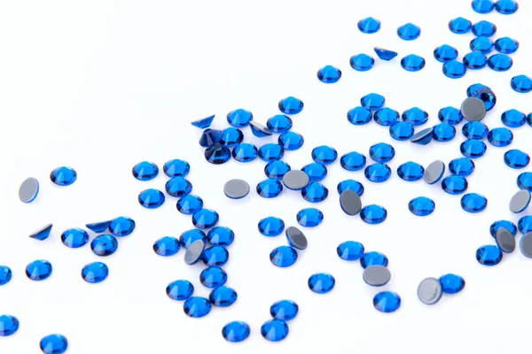Kostbare fonkelende strassteentjes Capri blauw kleuren op een witte rug — Stockfoto