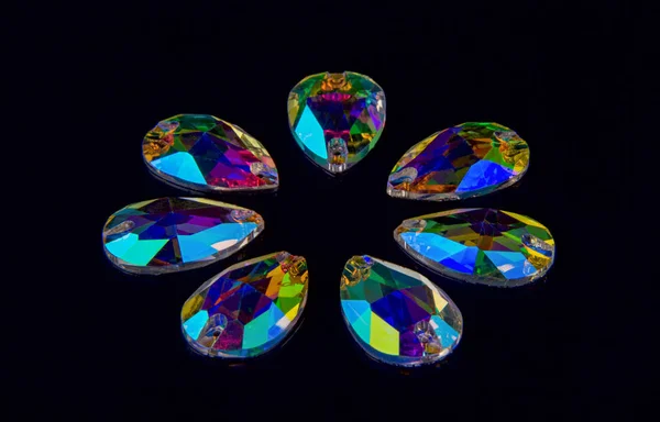 Cristales de piedras preciosas en forma de una gota de lágrima en un acr negro — Foto de Stock