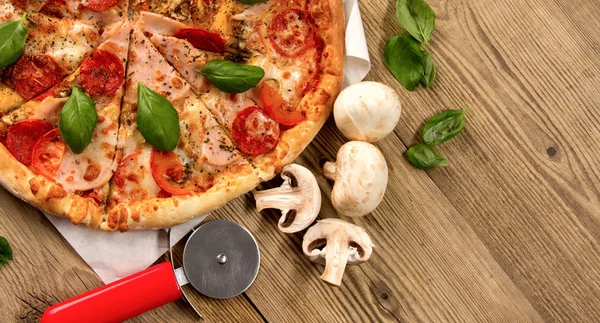 Pizza caliente y deliciosa con tomates salami queso y champiñones — Foto de Stock