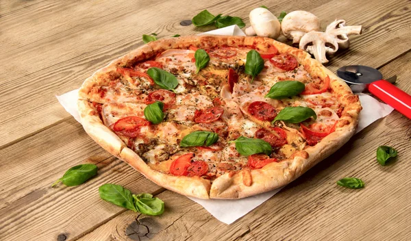 Pizza caliente y deliciosa con tomates salami queso y champiñones — Foto de Stock