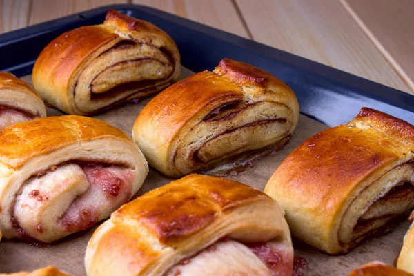 Fresh and Fragrant Cinnamon Buns and Raspberry Jam. — Stock Photo, Image