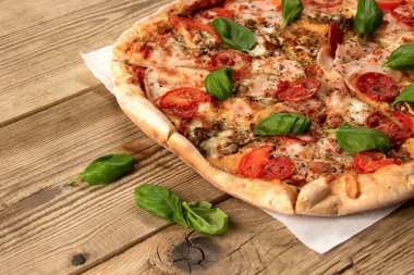 Sıcak ve lezzetli pizza salam domates peynir ve mantar ile