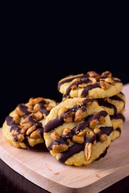 Fıstık ile tanımlama karanlık bir ahşap üzerine çikolata sosu ile kaplı