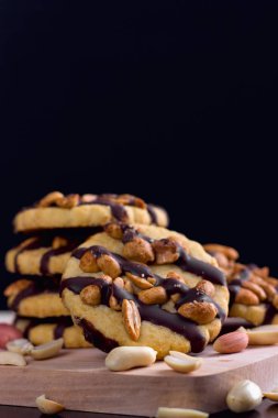 Fıstık ile tanımlama karanlık bir ahşap üzerine çikolata sosu ile kaplı