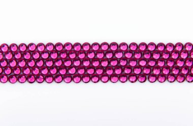 Değerli köpüklü rhinestones renkler beyaz bir arka plan üzerinde yükseldi.