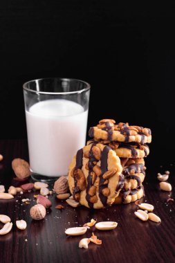 Çikolata sosu ve bir cam o fıstık kurabiye kaplı