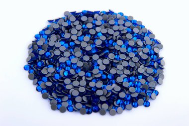 Değerli köpüklü rhinestones Capri renkler beyaz bir arka mavi