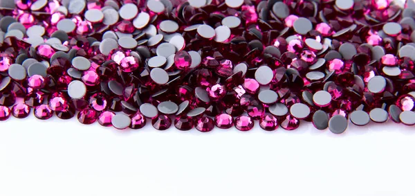 Değerli köpüklü rhinestones renkler beyaz bir arka plan üzerinde yükseldi.