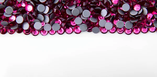 Değerli köpüklü rhinestones renkler beyaz bir arka plan üzerinde yükseldi.