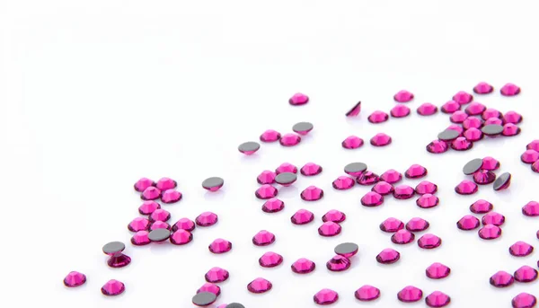 Değerli köpüklü rhinestones renkler beyaz bir arka plan üzerinde yükseldi.