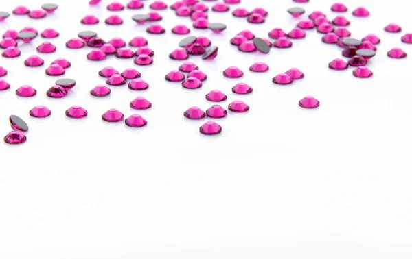 Değerli köpüklü rhinestones renkler beyaz bir arka plan üzerinde yükseldi.