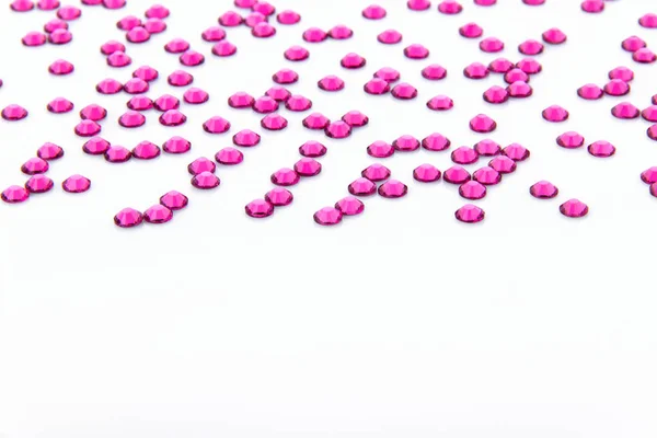 Değerli köpüklü rhinestones renkler beyaz bir arka plan üzerinde yükseldi.